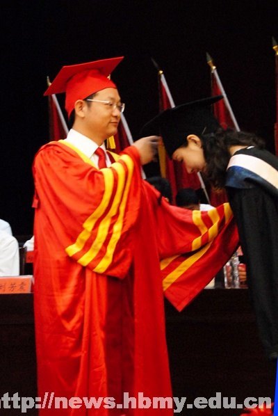 学校隆重举行2012届本科生毕业典礼