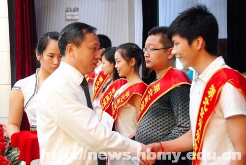 学校隆重举行2012届本科生毕业典礼