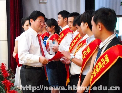 学校隆重举行2012届本科生毕业典礼