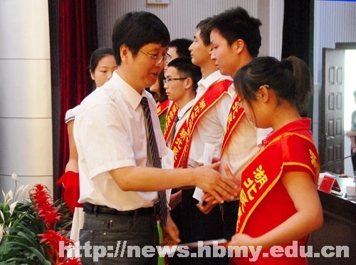 学校隆重举行2012届本科生毕业典礼