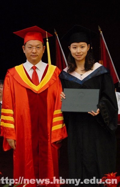 学校隆重举行2012届本科生毕业典礼