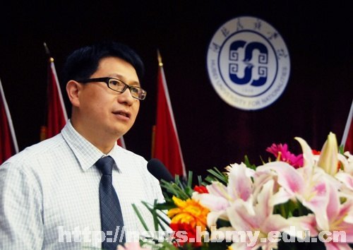 学校隆重举行2012届本科生毕业典礼