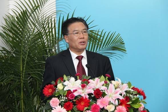 美国密歇根大学副校长Lester Monts教授、孔子学院严慈庆教授分别受聘为辽宁大学名誉教授、访问教授