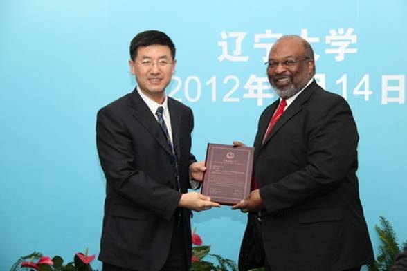 美国密歇根大学副校长Lester Monts教授、孔子学院严慈庆教授分别受聘为辽宁大学名誉教授、访问教授