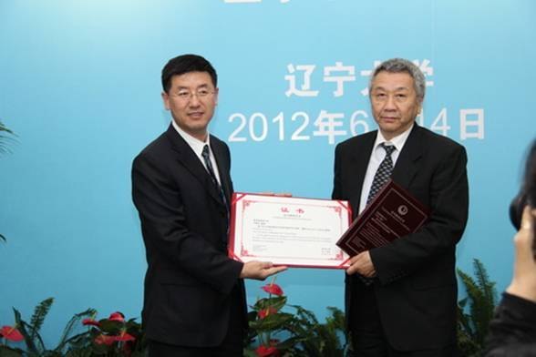 美国密歇根大学副校长Lester Monts教授、孔子学院严慈庆教授分别受聘为辽宁大学名誉教授、访问教授