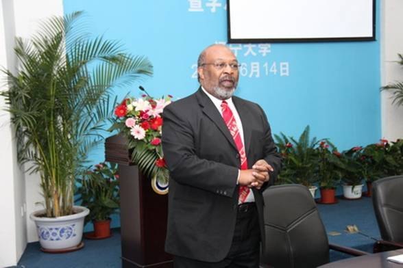 美国密歇根大学副校长Lester Monts教授、孔子学院严慈庆教授分别受聘为辽宁大学名誉教授、访问教授