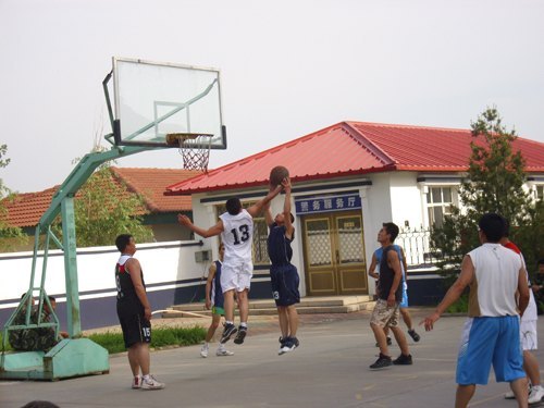 经管系毕业生与海警北戴河特勤队共度端午佳节