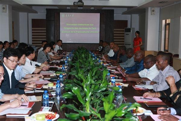 ���޹������������쵼�˿�������³����ѧ�ιۿ���