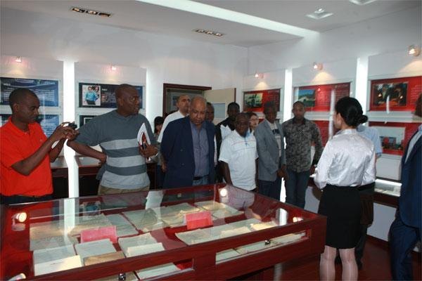 ���޹������������쵼�˿�������³����ѧ�ιۿ���