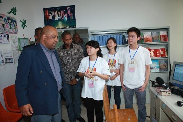 ���޹������������쵼�˿�������³����ѧ�ιۿ���