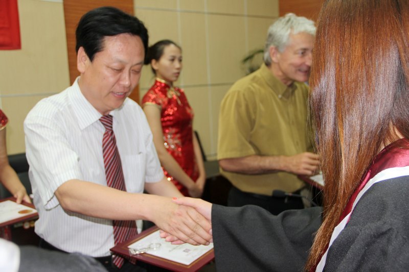 许昌学院国际教育学院2012届中加合作办学毕业典礼隆重举行