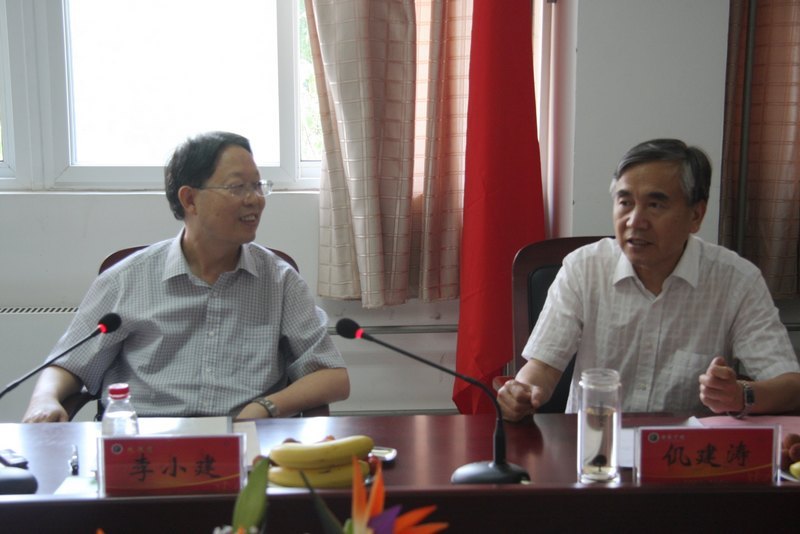 河南财经政法大学校长李小建莅临许昌学院指导工作