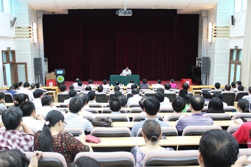 广西师范学院召开中层干部及正高职称人员会议