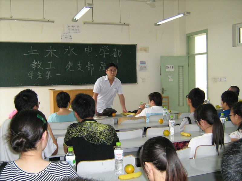 临别赠书寄厚语 师生畅谈铸深情