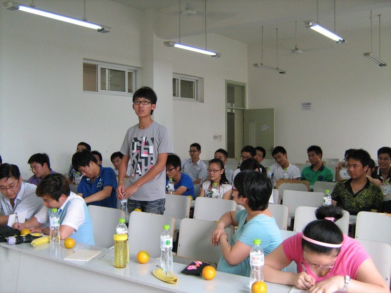 临别赠书寄厚语 师生畅谈铸深情