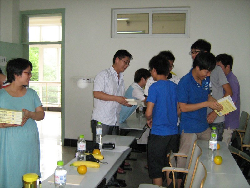 临别赠书寄厚语 师生畅谈铸深情