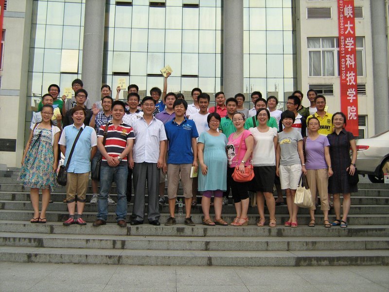 临别赠书寄厚语 师生畅谈铸深情