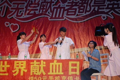 广东石油化工学院承办茂名市庆祝第九个“世界献血者日”文艺晚会