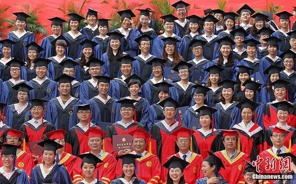 中新社:图片记录南京艺术学院2012年毕业典礼