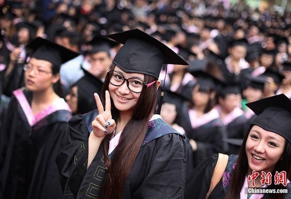 中新社:图片记录南京艺术学院2012年毕业典礼