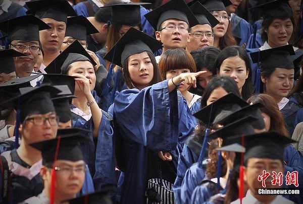 中新社:图片记录南京艺术学院2012年毕业典礼