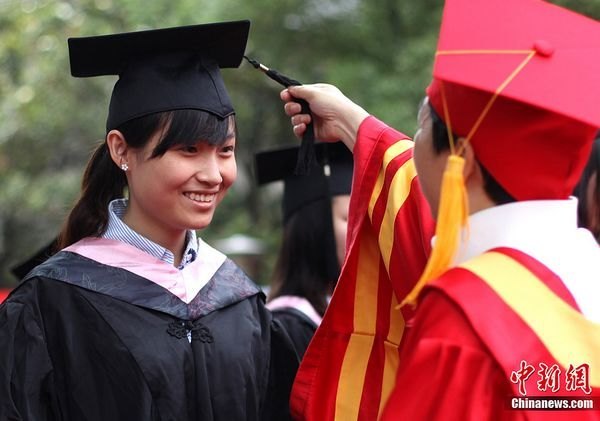 中新社:图片记录南京艺术学院2012年毕业典礼