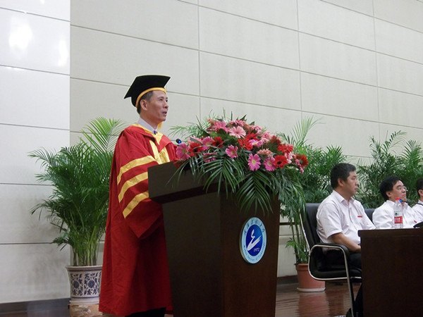 武汉工程大学隆重举行2012届硕士研究生毕业典礼暨授位仪式