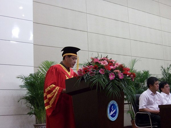 武汉工程大学隆重举行2012届硕士研究生毕业典礼暨授位仪式