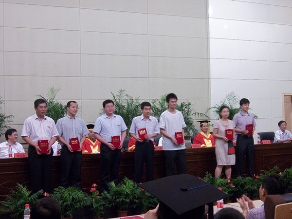 武汉工程大学隆重举行2012届硕士研究生毕业典礼暨授位仪式