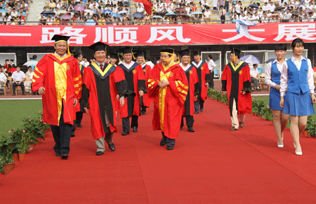 2012届毕业生典礼:万余名毕业生高呼“准备好了!”