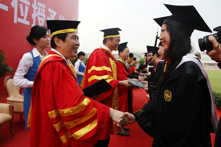 2012届毕业生典礼:万余名毕业生高呼“准备好了!”