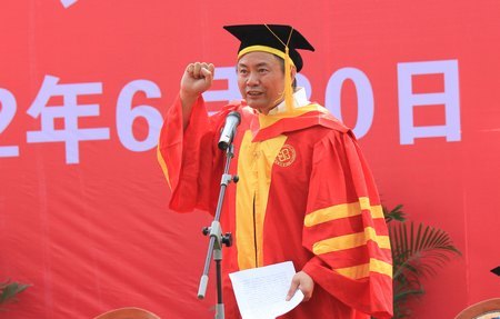 2012届毕业生典礼:万余名毕业生高呼“准备好了!”