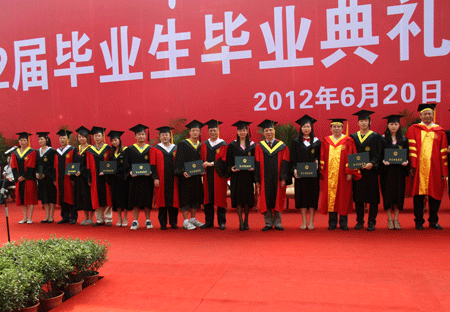 2012届毕业生典礼:万余名毕业生高呼“准备好了!”