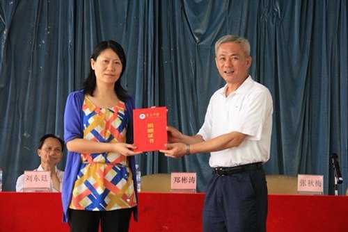 阳光地产奖学金颁发 10余名美术学子受益