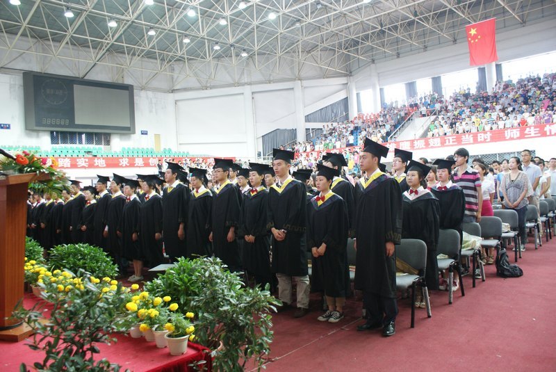 三峡大学科技学院隆重举行2012届毕业生毕业典礼