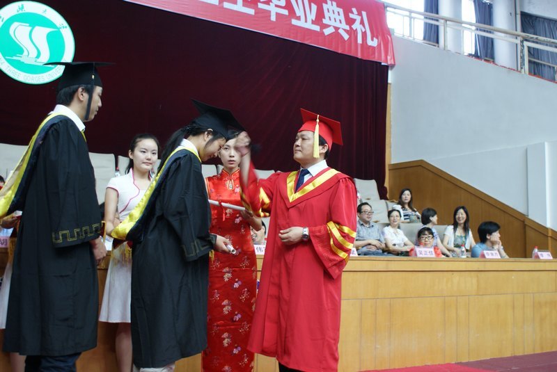 三峡大学科技学院隆重举行2012届毕业生毕业典礼