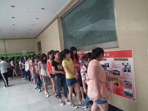 保卫处举办大型安全教育图片展