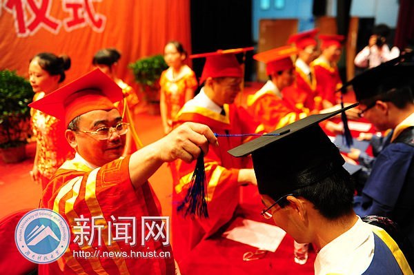 2012届硕士研究生毕业典礼暨学位授予仪式圆满举行