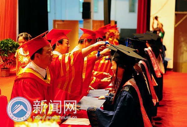 2012届硕士研究生毕业典礼暨学位授予仪式圆满举行