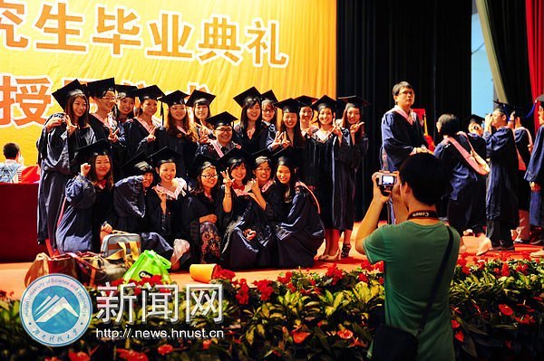 2012届硕士研究生毕业典礼暨学位授予仪式圆满举行