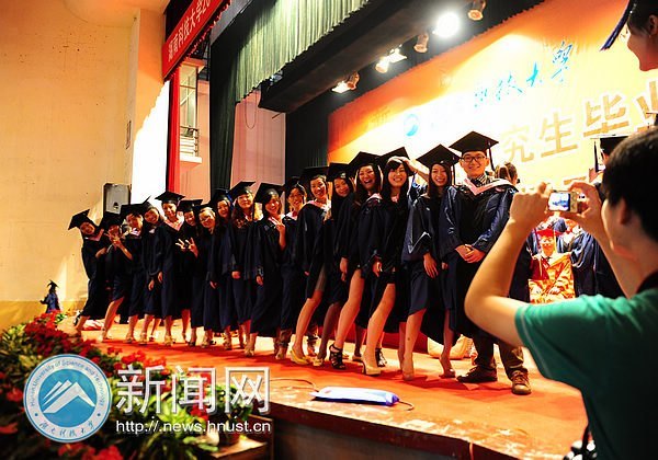 2012届硕士研究生毕业典礼暨学位授予仪式圆满举行