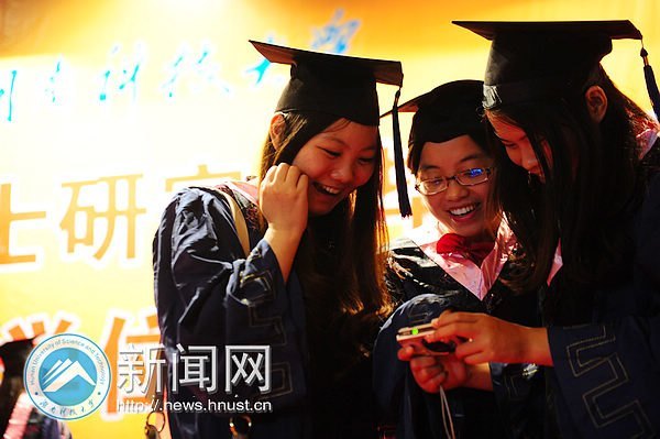 2012届硕士研究生毕业典礼暨学位授予仪式圆满举行