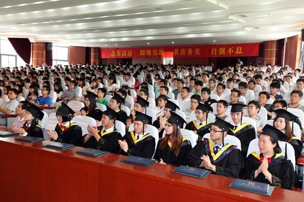 南京理工大学泰州科技学院2012届本科生毕业典礼暨学士学位授予仪式隆重举行