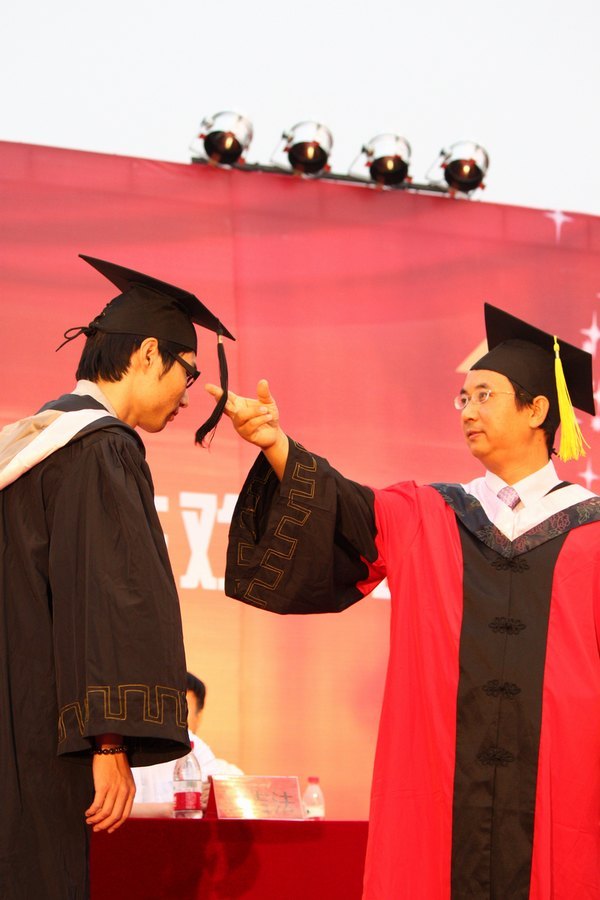 烟台大学文经学院2012届学生毕业典礼暨毕业生欢送晚会隆重举行