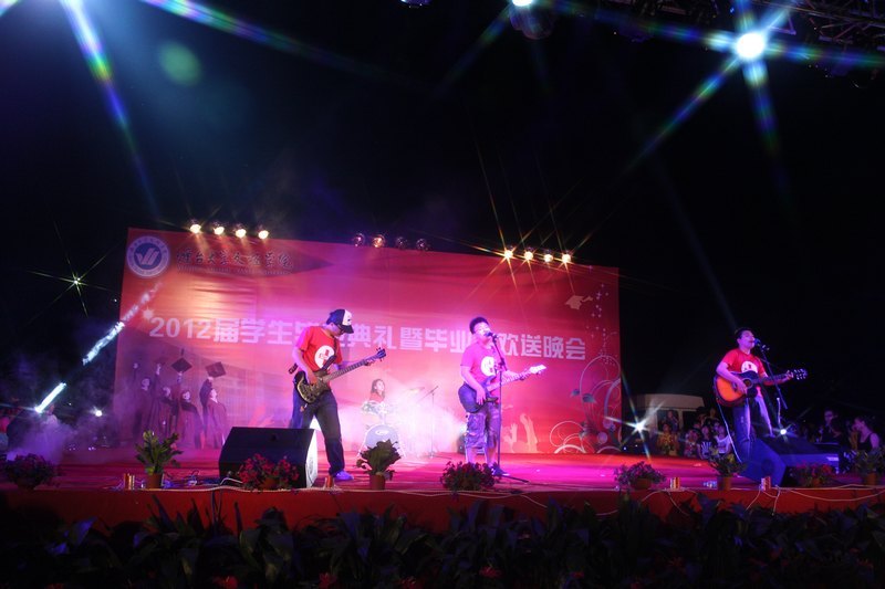 烟台大学文经学院2012届学生毕业典礼暨毕业生欢送晚会隆重举行