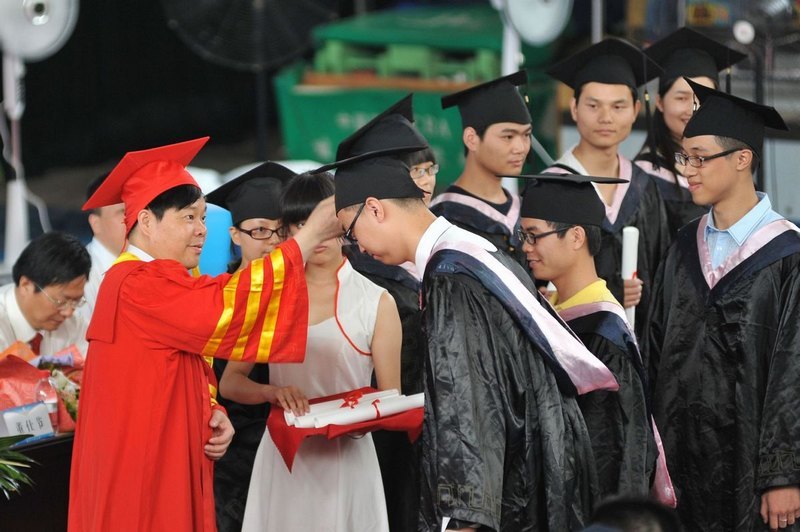 湖工大隆重举行2012届毕业生毕业典礼暨学位授予仪式