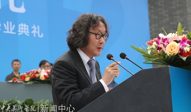 2012届毕业典礼隆重举行 在未来的天地中活出中央美术学院人的精彩