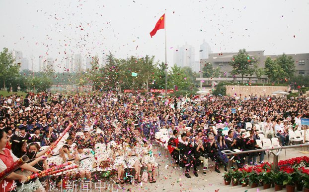 2012届毕业典礼隆重举行 在未来的天地中活出中央美术学院人的精彩