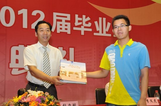 四年之聚今朝别 四千学子启程飞----2012届毕业生毕业典礼隆重举行