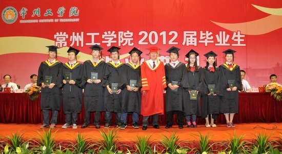 四年之聚今朝别 四千学子启程飞----2012届毕业生毕业典礼隆重举行